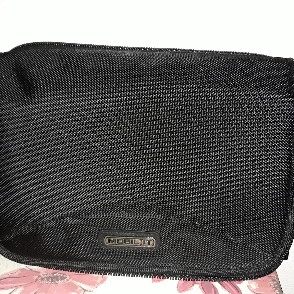 NWOT Mobil It travel case
